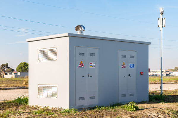 Cabina elettrica prefabbricata MT/BT per potenze fino a 800 kVA, vista di tre quarti